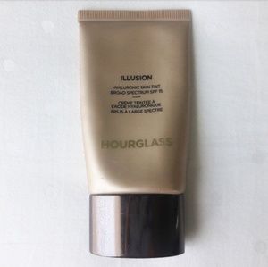 Hourglass Illusion Hyaluronic Skin Tint SPF 15